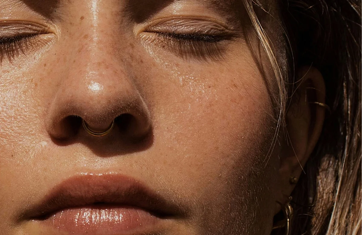 Donna con pelle luminosa e naturale